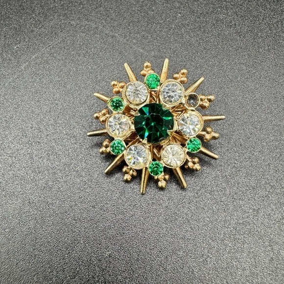 Jewelry - Vintage Green Rhinestone Gold Tone SNOWFLAKE Pin Brooch MISSING one Green Stone